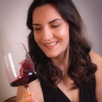 Cynthia Rodriguez sommelière à lavaux avec un verre de vin rouge à la main