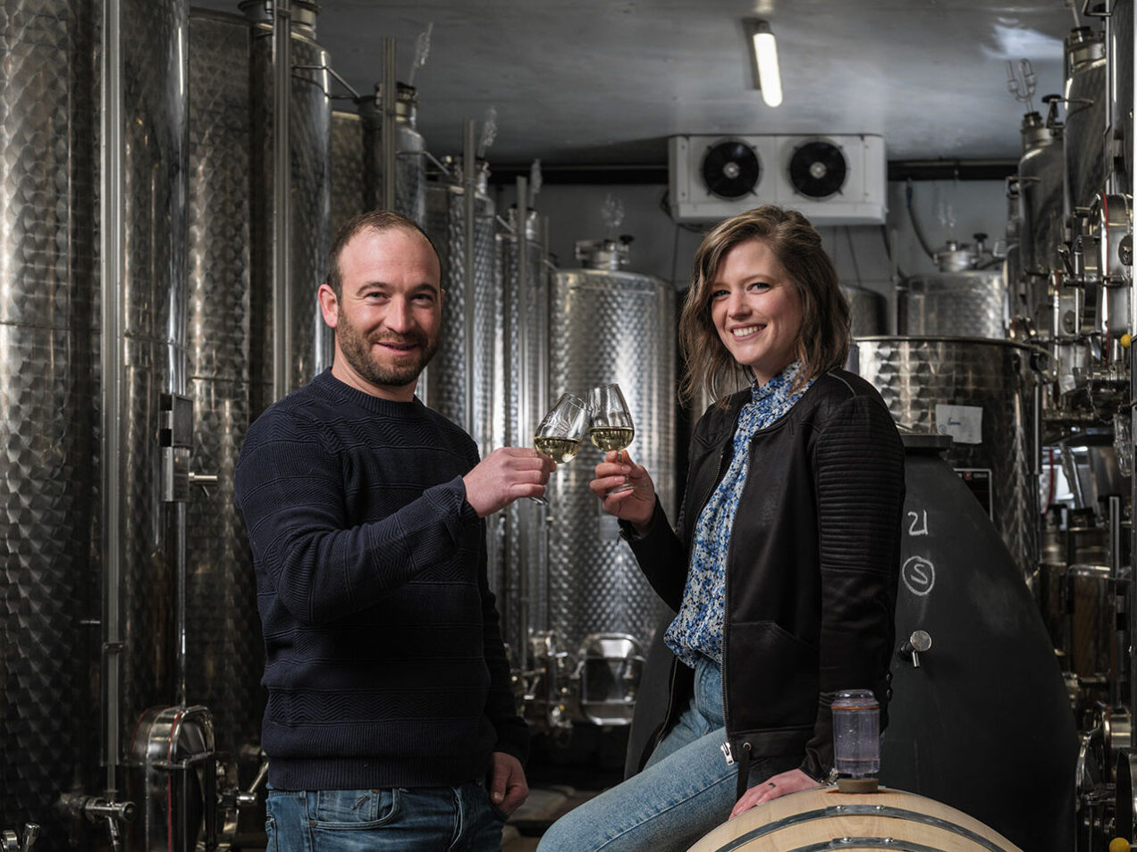 Louis et Charlotte Blondel, vigneron à Cully dans leur cave avec cuves inox et barriques