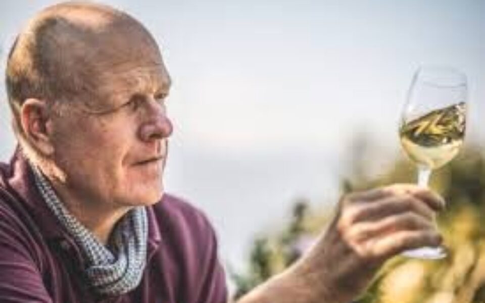 Photo de blaise Duboux avec un verre de vin de Chasselas à la main vigneron à Lavaux