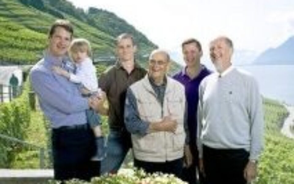 Phto de famille de Salomon Dubois vigneron à Epesses en lavaux avec les vignes dans le fond de l'image